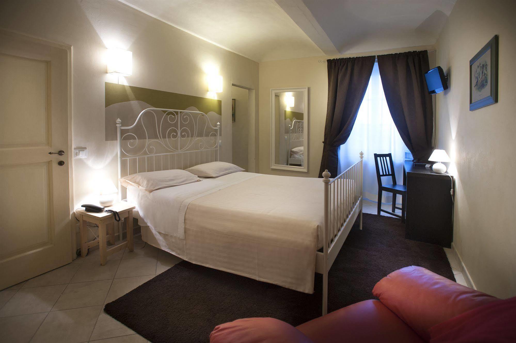 Hotel Il Campanile Cherasco Buitenkant foto