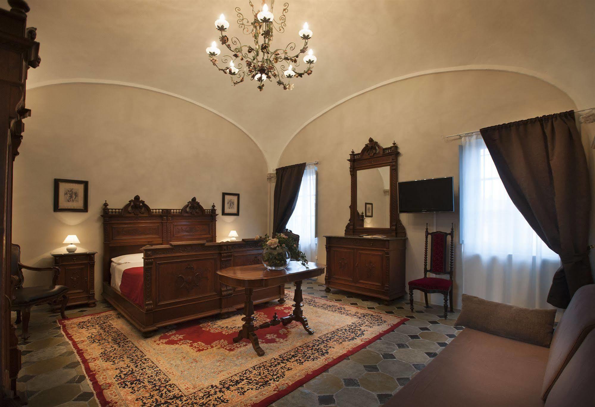 Hotel Il Campanile Cherasco Buitenkant foto